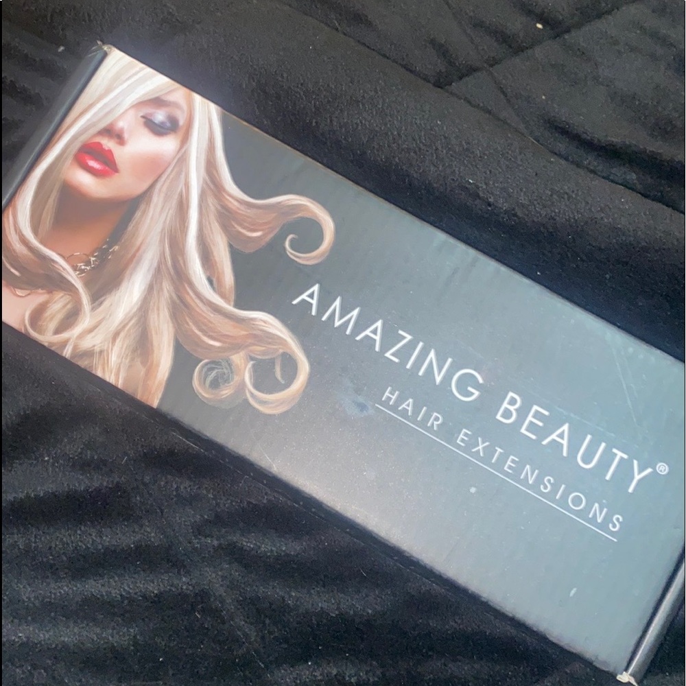 Clip- in blonde hair extensions